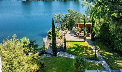 Traumhaftes Anwesen mit mediterranem Garten direkt am Wasser des paradiesischen Hohwiesen-Badesees