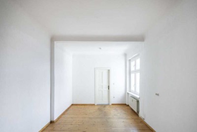 Gestalten Sie Ihr Traumzuhause - bezugsfreie 2-Zi.-Altbauwohnung mit Dielen und franz. Balkon!
