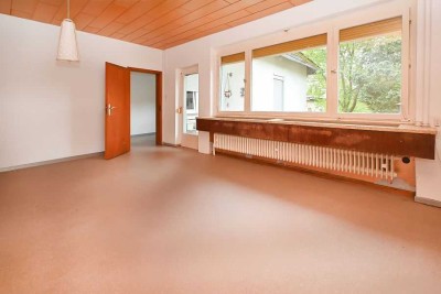 Teilweise sanierungsbedürftiges Zweifamilienhaus mit großzügigem Grundstück!