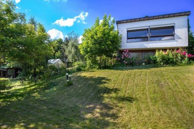 Wohnen im Grünen: Einfamilienhaus mit Pool und Garten