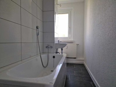Neuwertige Wohnung in zentraler Lage mit Tageslicht in Küche und Bad + 2 NKM sparen*