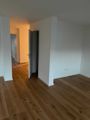 Erstbezug mit Balkon: Geschmackvolle 2,5-Zimmer-Erdgeschosswohnung mit geh. Innenausstattung