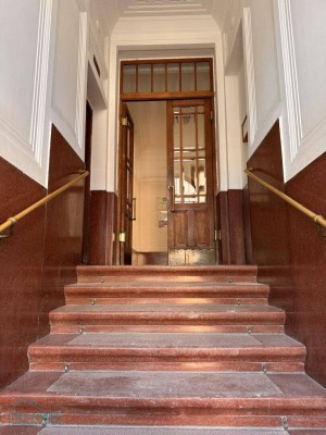 FRISCH SANIERTE ALTBAUWOHNUNG MIT KLEINEM BALKON