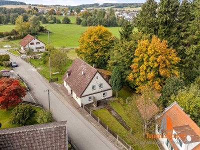 IMMOSPACE *** Vielseitiges Einfamilienhaus mit Schwedenofen, Garten und Garage in ruhiger Lage ***