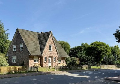 Zwangsversteigerung am 01.10.2025: Freistehendes klassisches Friesenhaus,    Bj. 1998, zentral geleg