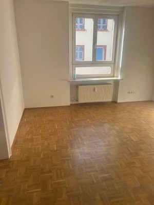 Schöne 2 ZKB mit  schicker EBK in zentraler und ruhiger Lage