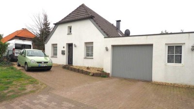 Schön umgebaute Kate mit Galerie und Kamin im Wohnzimmer, Garage und großem Garten