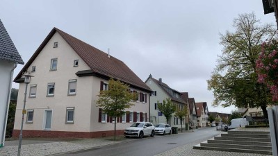 6,5-Zimmer-Wohnung mit Garten in Ebhausen in einem Haus mit Geschichte