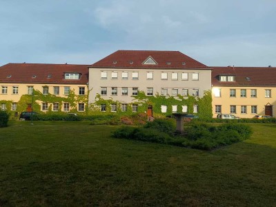 Wohnen mit Ausblick ins Grüne – Lichtdurchflutete 4-Zimmer-Wohnung mit Loggia in ruhiger Lage von De