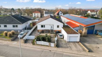 Verkauf: Stilvoll renovierter Bungalow mit 2 Einliegerwohnungen und großen Garten!