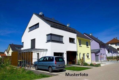 +++ Einfamilienhaus mit Garagen +++