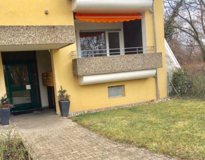 Exklusive, vollständig renovierte 2-Zimmer-Hochparterre-Wohnung mit Balkon in Stuttgart