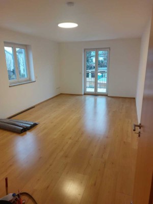 Geschmackvolle 2-Zimmer-Wohnung mit Balkon und Einbauküche in Brunnthal