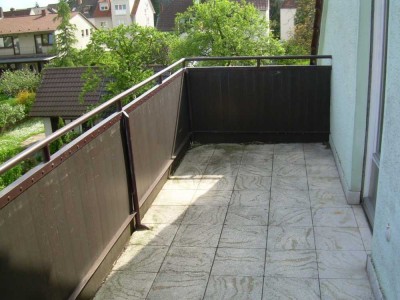 SCHÖNE SINGLE-DACHWOHNUNG MIT GROSSEM BALKON UND BLICK INS GRÜNE...