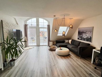 Stilvolle und modernisierte 2-Zimmer-Dachgeschosswohnung mit Balkon und EBK in Bürstadt