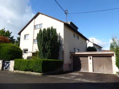 2-3 Familienhaus (8 Zi.) mit PV-Anlage, Klimaanlage, 3 Einzelgaragen, gr. Garten für 749.000,-- €