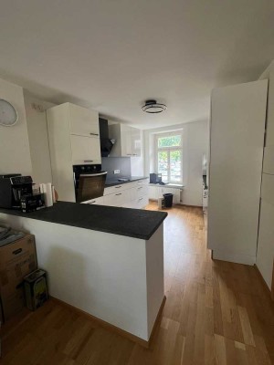 Pracht Immobilien- Großzügige 2 Zimmerwohnung in historischem Haus