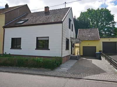 Schnuckeliges Häuschen mit Garten, Einbauküche und großer Garage in Hilbringen