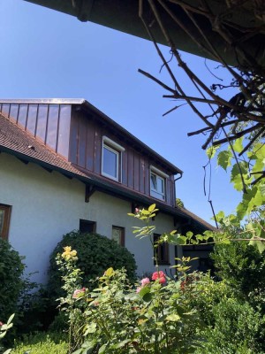 Erstbezug nach Sanierung: Freundliche 2-Zimmer-DG-Wohnung mit geh. Innenausstattung
