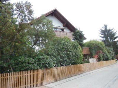 Gepfl. Dachgeschosswohnung m. 4 Zimmer,  Balkon u. Einbauküche