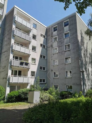 Helle 3,5 Zimmerwohnung mit Balkon in gepflegtem Mehrfamilienhaus