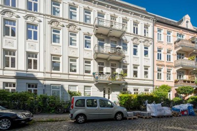 Altbaucharme trifft Großstadtflair – stilvolle 2,5-Zimmer-Wohnung mit Garten