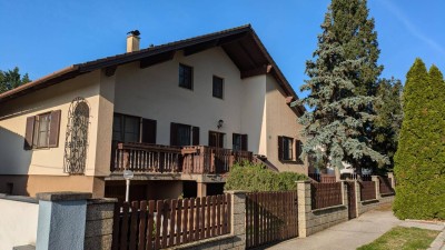 Charmantes Einfamilienhaus auf großem Grund in ruhiger Lage !