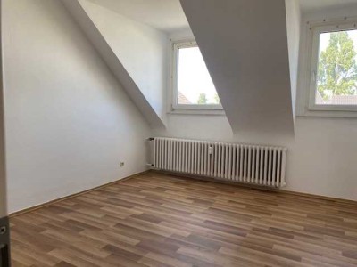 Helle 2-Zimmer-Dachgeschosswohnung – frisch gestrichen – Moerser Straße 79