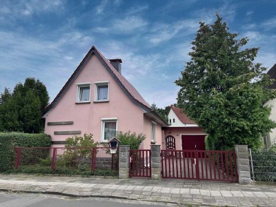 Wohnglück gestalten – Haus mit Terrasse, Garten und 2 Garagen!