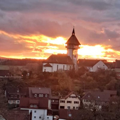 Charmantes Ein-/Zweifamilienhaus mit idyllischem Garten, Doppelgarage und vielseitigen Nebengebäuden
