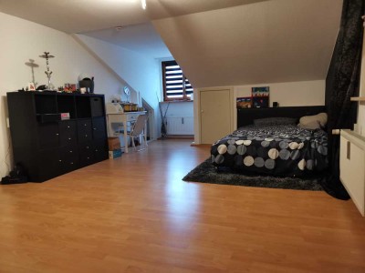 gemütliche Single Dachgeschosswohnung - teilmöbliert