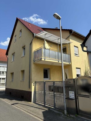 Stilvolle, neuwertige 3-Zimmer-Wohnung mit Balkon und EBK in Bischofsheim