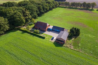 Einfamilienhaus mit großem Grundstück, Garagen und weiteren Nebengebäuden zu verkaufen!