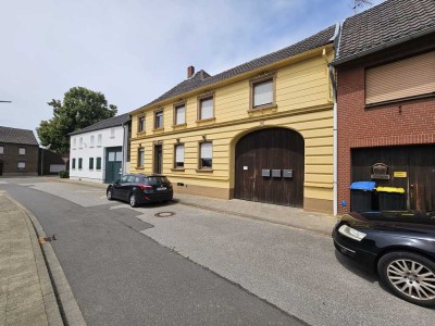 Großes Wohnhaus auf altem Hof