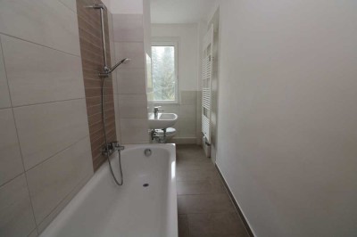 Auf die Plätze…fertig…mieten!!! Neu sanierte 3-RW mit Wanne & Balkon...