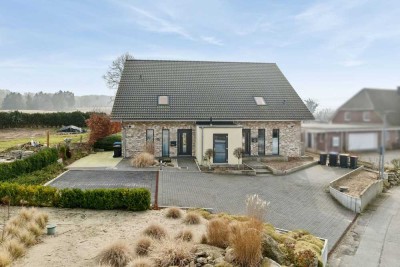 Komfort pur: Energieeffiziente, neuwertige Doppelhaushälfte in See-, Strand-, und Waldnähe