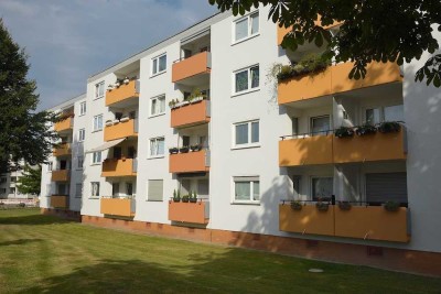 Frisch renovierte helle 4-Zimmer-Wohnung mit tollem Balkon und grüner Aussicht