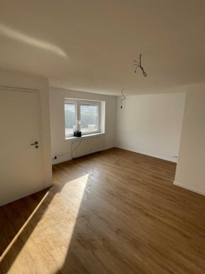 Helle 3,5-Zimmer-Wohnung mit Terrasse, Erstbezug nach Sanierung