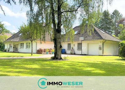 Exklusive Villa mit separatem Gästehaus auf großzügigem, parkähnlichem Grundstück am Waldrand