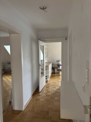 Individuell geschnittene  4-Zimmer-Wohnung mit Blick auf die Skyline und ins Grüne