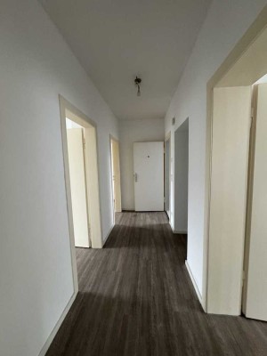 Renovierte 3-Zimmer Wohnung in ruhiger Lage mit fußläufigen Einkaufsmöglichkeiten