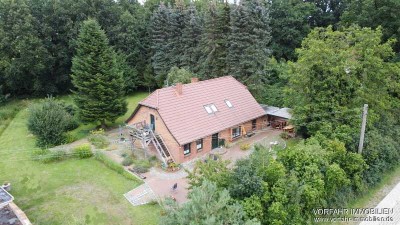 Traumhaftes Grundstück mit Bauernhaus, ca. 7 ha Wald, Teich und Nebengebäude