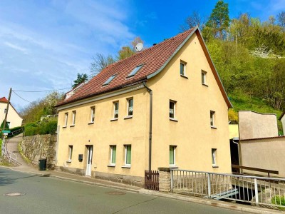 Sanierungsbedürftiges Einfamilienhaus mit idyllischem Grundstück am Hang