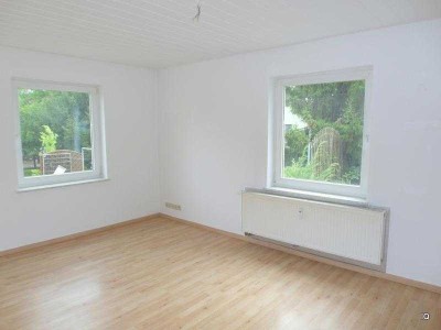 Ab sofort zu haben: Ruhige 2-Zimmer-Erdgeschosswohnung in RÖDERAU mit Laminatboden & Bad mit Dusche