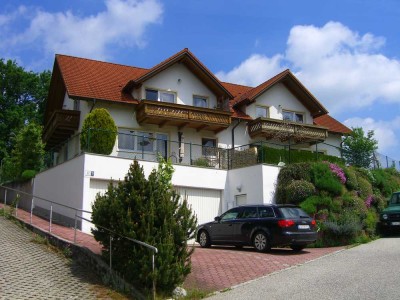 Ruhige,  renovierte 4 Zimmer DG Wohnung mit schöner Aussicht