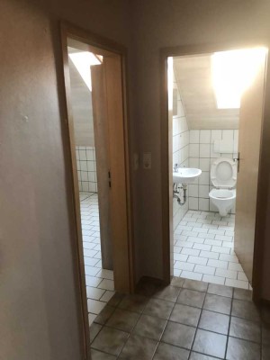 Schöne und modernisierte 2-Raum-Dachgeschosswohnung mit Einbauküche in Schwandorf (Kreis)