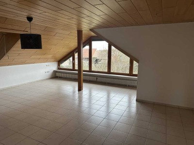 Schöne Dachgeschosswohnung mit Balkon