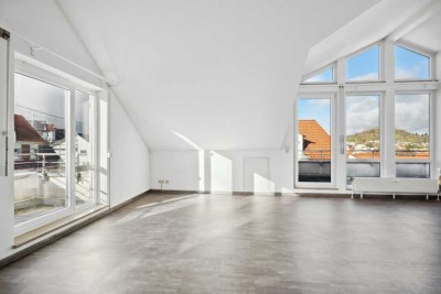 Lichtdurchflutete DG-Wohnung mit 3,5 Zimmern,  hohen Wänden, zwei Balkonen und EBK