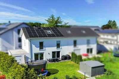 Feldrandlage mit unverbautem Blick: Vollunterkellerte DHH mit Fußbodenheizung, PV-Anlage und Garage