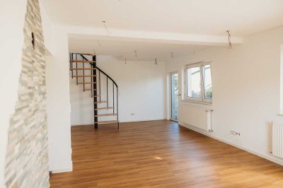 Erstbezug nach Sanierung: Liebevoll gestaltete 3-Zimmer Maisonette-Wohnung mit kleinem Garten